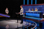 Moderator Alexander Bommes (M.) mit den Kandidaten: Beate Lehofer (l.), Monika Merbitz (3.v.r.), Estelle Gipp (2.v.r.) und Tobias Schaklewski (r.).