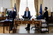 Marie Tessier (Léa Drucker, 2.v.l.) wird vom französischen Präsidenten (Laurent Stocker, li.) der Job als Außenministerin angeboten. Sie tritt ihren Posten an – mit dabei ihre Assistenten Harold (Samir Guesmi, 2.v.r.) und Cléa (Machita Daly, re.).
