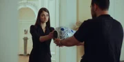 Samuel Lloris (Walid Al-Atiyat, r.) hilft Ylva Dardenne (Philine Schmölzer, l.) dabei, ihren eigenen Wert zu erkennen.