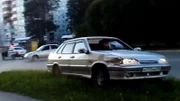Wie schnell man von der Straße in unbefahrbares Gelände befördert werden kann, zeigt uns dieser Autofahrer.