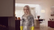 Floor (Bobbie Mulder) besucht die kranke Margreet mit einem Schutzanzug.