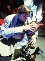 Die Augen des jungen Rechtsanwalts Werner Schlegel (Bernhard Bettermann, unten) sind durch einen Schwefeldioxid-Dampfstrahl verätzt worden. Dr. Stefan Frank (Sigmar Solbach) leistet erste Hilfe.