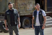 (l-r) Clayton Cardenas als Angel Reyes, JD Pardo als EZ Reyes.