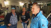 Trödelprofi Otto Schulte (re.) ist gekommen, um Heino und Jutta bei der Entrümpelung der Halle unter die Arme zu greifen