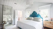 Für ein Paar renoviert Miss Grace das Schlafzimmer, das Bad und das Wohnzimmer in ihrem Haus. Da die beiden gerne reisen, sollen sie sich auch in ihrem Haus wie in einem Luxushotel fühlen. Grace setzt dafür auf Hotel-Charme, ein schickes Badezimmer mit Schminktisch und einem modernen Schlafzimmer, dass nach Fünf-Sterne-Hotel aussieht.