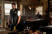 Ezekiel 'EZ' Reyes (JD Pardo, l.)