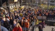 Eine große Gruppe von Formel-1-Fans kommt am Bahnhof Zandvoort in Zandvoort, Niederlande, an.