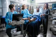 (v.li.): Freddie Highmore (Dr. Shaun Murphy), Fiona Gubelmann (Dr. Morgan Reznick), Thomas Cadrot (James McDougal), Christina Chang (Dr. Audrey Lim).