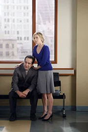 Der aktuelle Fall führt Adrian Monk (Tony Shalhoub, l.) an den Ort, an dem er vor zwölf Jahren die Nachricht von Trudys Tod bekommen hat. Natalie (Traylor Howard, r.) steht ihm bei ...