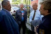Polizeidirektor Achtziger (Alexander Duda, 2.v.r.), Kommissar Hofer (Joseph Hannesschl&auml;ger, l.) und Polizeihauptmeister Mohr (Max M&uuml;ller, r.) befragen den Vorarbeiter des Schrottplatzes, Roman Aubinger (Andreas Schwaiger, 2.v.l.), zu seinem Alibi.