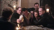 Flynn Carsen (Noah Wyle, 3.v.l.) muss sich gegen eine gruppe ehemaliger KGB-Agenten durchsetzen, um eine Sammlung geheimer Artefakte zu hüten. Doch wird es ihm gelingen?