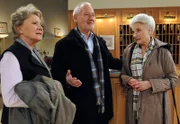 ARD STURM DER LIEBE FOLGE 1262, am Montag (14.03.11) um 15:10 Uhr im ERSTEN. Die Sonnbichlers (Antje Hagen, l., und Sepp Schauer, M.) zeigen der gerade aus Lübeck angereisten Käthe (Luise Deschauer, r.) den "Fürstenhof".