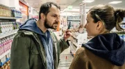 Frederike (Marie Leuenberger) stellt einen Ladendieb (Daniel Flieger) zur Rede.