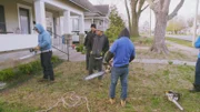 Die Besitzer einer Weinbar sind ein geselliges Paar und bewirten gerne Freunde und Bekannte. Doch der Grundriss ihres Hauses, instabile Balkone und ein riesiger, verrotteter Baum wirken nicht besonders einladend. Zum Glück sind Dave und Jenny zur Stelle! Sie verhelfen dem alten Haus zu seinem früheren Glanz. Sie kreieren eine Oase im Garten und eine gesellige Wohnküche.