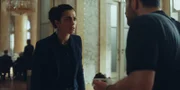 Louna Lloris (Anna Bardavelidze, l.) ist völlig überrascht davon, ihren Bruder Samuel Lloris (Walid Al-Atiyat, r.) bei den Dardennes anzutreffen.