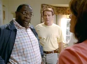 Eines Abends taucht Kitty Kenarban überraschend auf und möchte, dass Hal (Bryan Cranston, M.) und Lois (Jane Kaczmarek, r.) mit Abe (Gary Anthony Williams, l.) reden, da sie sich nicht traut ...