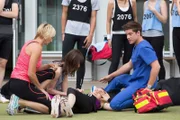 Als sie gerade ein Foto mit ihrem Idol macht will, bricht Selina zusammen. Ben Ahlbeck und Selinas Mutter, die sie schon gesucht haben, sind zum Glück gleich zur Stelle. V.l.n.r. Heike Drechsler (spielt sich selbst), Frauke Kleemann (Natascha Paulick), Selina Kleemann (Karlotta Kawalla), Ben Ahlbeck (Philipp Danne).