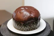 Hausgemachter mit Schokolade überzogener Panettone von der „Pasticceria Martesana“.