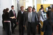 Wollen den Mord an Finanzbroker Antonio Castro aufklären: Patrick (Simon Baker, M.l.), Teresa (Robin Tunney, M.r.) und Dennis Victor (Ray Wise, M.) ...