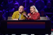 Rateteam-Kapitän Bernhard Hoëcker (l.) und die Fernsehmoderatorin Ruth Moschner (l.) bilden ein Rateteam.