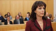 Staatsanwältin Pam James will die einzige Zeugin einer Vergewaltigung offensichtlich schnell loswerden, um so ihren Informanten, welcher der Vergewaltigung verdächtigt wurde, ein für alle Mal zu entlasten.