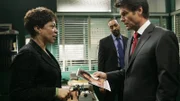 Die Frau von Ex-Senator Bailey (Harry Hamlin, re.) wurde ermordet. Lt. Van Buren (S. Epatha Merkerson) und Det. Green ((Jesse L. Martin) konfrontieren ihn mit ersten Ermittlungsergebnissen.