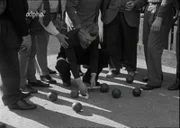 Was verdient Ende der 50er-Jahre ein Arbeiter in den großen Städten Europas? Und wie viel junge weibliche Angestellte in diesen Metropolen? Antworten auf diese Fragen gibt der Film von Horst Dallmayr. Der Arbeiter in London verdiente damals sehr viel mehr als z. B. der in Mailand oder München. Aber wie sah diese Arbeit konkret aus? Konnte man sich von dem Geld nur ein Zimmer, eine Wohnung oder gar ein kleines Häuschen leisten? Was machten die Menschen in Ihrer Freizeit?