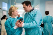 Dr. Philipp Brentano (Thomas Koch) hat gerade erfahren, dass die Servicetechnicker für den Lift im Stau stehen. Dr. Ina Schulte (Isabell Gerschke), die gerade mit der eingeschlossenen Arzu telefoniert, weiß, das Arzu nun die letzte Rettung für Mutter und Kind ist.