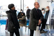 Danielle Moné Truitt als Sergeant Ayanna Bell, Christopher Meloni als Detective Elliot Stabler