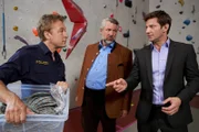 Polizeihauptmeister Mohr (Max Müller, l.) gibt den Kommissaren Stadler (Dieter Fischer, M.) und Hansen (Igor Jeftic,r.) neue Informationen zum manipulierten Kletterseil, dass zum Tod einer Sportlerin geführt hat.