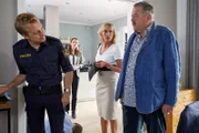 Polizeihauptmeister Mohr (Max Müller, l.) spielt Pathologin Mai (Sina Wilke, 2.v.l.) und den Kommissaren Danner (Katharina Abt, 2.v.r.) und Hofer (Joseph Hannesschläger, r.) die Drohung eines Unbekannten auf dem Anrufbeantworter des Opfers vor.