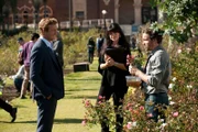 Können Dr. Sonia Kidd (Zuleikha Robinson, M.) und Paul Friedman (Rob Benedict, r.) Patrick (Simon Baker, l.) bei den Ermittlungen in einem neuen Mordfall behilflich sein?