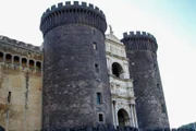 Das „Castel Nuovo“, 1279 von der Anjou-Dynastie erbaut, ist eine mittelalterliche Burg im Herzen von Neapel.