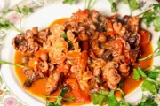 „Polpo alla Luciana“ (Tintenfisch mit Tomatensauce), serviert bei bei „È pronto o mangià“ in Neapel.