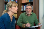 Ina Zimmermann (Melanie Marschke, l.); Dr. Beugel (Rudolf Kowalsk, r.)