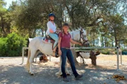 Mit Elpida Hatziioannou-Idé, die eine Ranch im Landesinneren, macht Tamina Kallert (l) einen Reitausflug zu einem traditionellen griechisch-orthodoxen Kloster.