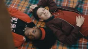Joe (Daniel Frogson) und Asha (Liani Samuel) teilen das gleiche Schicksal: ihre Mütter haben neue Partner, das macht ihr Leben nicht unbedingt leichter. Doch zusammen sind sie ein starkes Team.