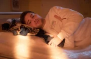 Ein Streit mit seiner Freundin und Kollegin Miriam, zwingt Kris Haas (Jascha Rust) dazu, eine Nacht in der Klinik zu schlafen.