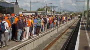 Eine große Gruppe von Formel-1-Fans wartet nach dem Grand Prix in Zandvoort, Niederlande, auf den Zug nach Amsterdam.
