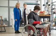 Sarah Marquardt (Alexa Maria Surholt, li.) und Dr. Ina Schulte (Isabell Gerschke, mi.) haben Tim Aurich (Claude Albert Heinrich, re.) mit dem Auto angefahren. Der Junge hatte bisher überhaupt keinen Kontakt zur urbanisierten Welt.