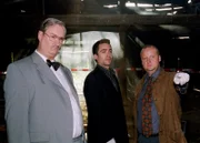 "Kommissar Rex", "Hexen und andere Frauen." Marc und Rex werden zu einer leerstehenden Fabrik gerufen. Im Ofen wurde die halbverbrannte Leiche einer älteren Frau gefunden. Der Täter hat sich wenig Mühe gemacht, die Identifizierung der Unbekannten unmöglich zu machen. Außerdem findet Rex im Fabrikgebäude eine weiße Feder sowie eine tote Maus, die offensichtlich vom Mörder hinterlegt wurde. Vor einiger Zeit hat der Täter vermutlich schon einmal zugeschlagen. Auch damals wurden ungewöhnliche Dinge hinterlassen. Rote Schuhe und ein Fläschchen Zimtlikör. Ist vielleicht der Antiquariar Buchner, der Täter? Oder dessen Lehrling, Michael Prager, der beim Psychiater Dr. Scheibner wegen seines Mutterkomplexes in Behandlung ist? Erst nach einem weiteren Leichenfund wird Marc und Niki klar, nach welchem System der Mörder handelt.