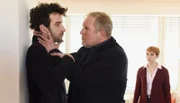 Was hat er mit der Entführung zu tun? Eisner (Harald Krassnitzer) knöpft sich Kerem (Mehmet Sözer, re.) vor, den Freund seiner Tochter Claudia (Tanja Raunig).