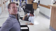Ein Rollstuhlrennen im Krankenhaus gegen Steve (Alex O'Loughlin, r.) entscheidet Danny (Scott Caan, l.) für sich ...