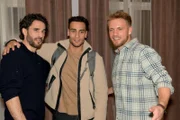Nihat (Timur Ülker, M.) und Paul (Niklas Osterloh, r.) gratulieren Tobias (Jan Kittmann) zum Geburtstag.
