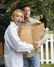 Als Lynette (Felicity Huffman, l.) und Tom (Doug Savant, r.) erfahren, dass ihre Söhne in der Nachbarschaft stehlen, sind sie entsetzt ...