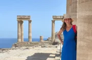 Die Akropolis oberhalb der verschachtelten Altstadt von Lindos ist das Ziel fast aller Touristen und Touristinnen auf Rhodos – und auch das von Tamina Kallert.