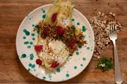 Und für alle, die das Fleisch lieber weglassen, gibt es sauren Spitzkohl mit Haselnuss.