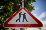 Deutschland wird immer digitaler. Damit die auf ihr Handy starrenden "Smombies" nicht bei Rot über die Straße laufen, werden in manchen deutschen Städten sogar Bodenampeln installiert.
