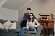 Stintje (r.) und Yuri (l.) sind beide 20 Jahre alt und ziehen zusammen in die erste eigene Wohnung.