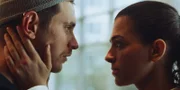 Louna Lloris (Anna Bardavelidze, r.) und Liam (Ludwig Brix, l.) planen eine riskante Aktion, bei der sie alles aufs Spiel setzen.